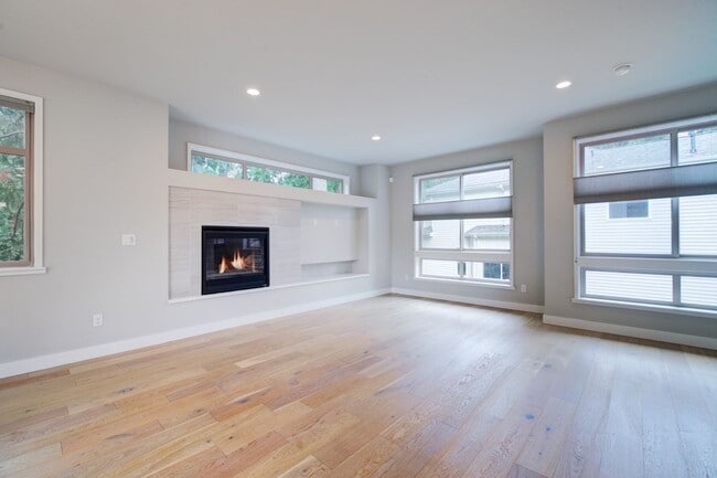 Building Photo - 4Bd/3Ba Bellevue Townhouse