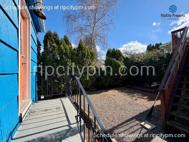 Building Photo - 1728 SE Clatsop St