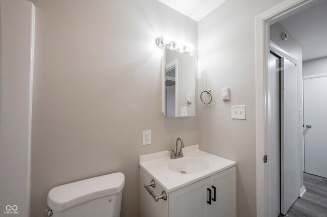 Building Photo - 570 US-52