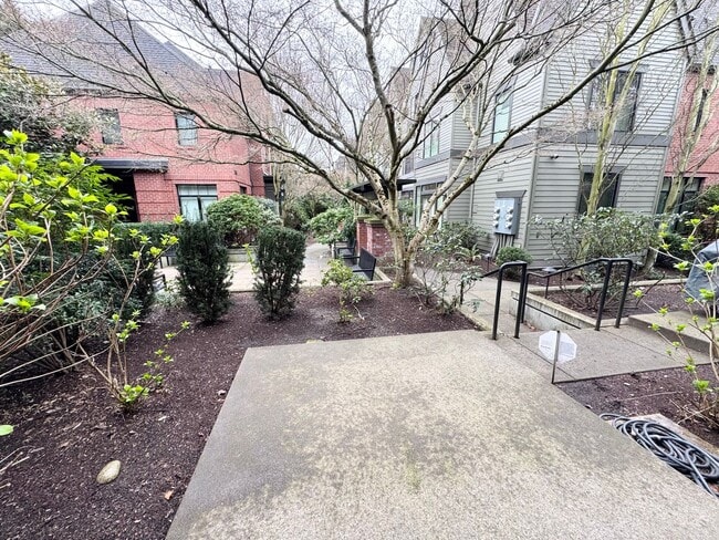 Building Photo - Rare Townhome 2 bed 2 bath in Heart of Bellevue Downtown