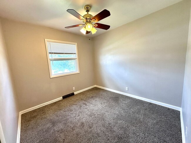 Building Photo - GREAT LOCATION!  3 BEDROOM 1 BATH IN S JOP...