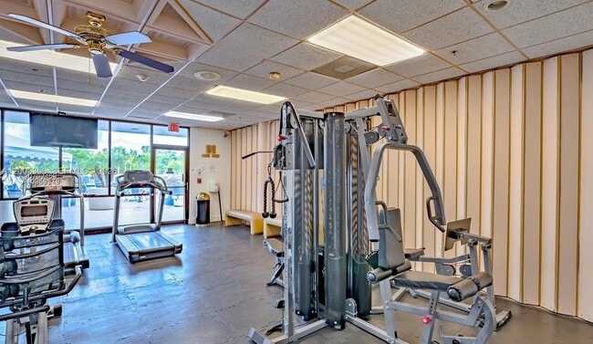 Building Photo - 3731 N Country Club Dr