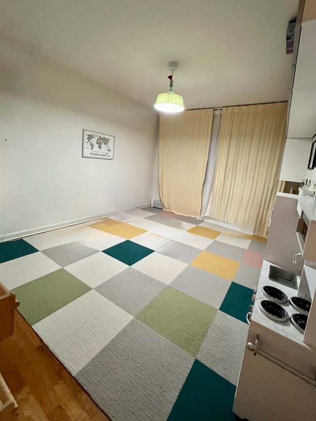 Building Photo - 724 6th St