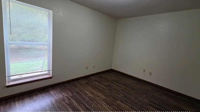 Building Photo - Mustang Schools