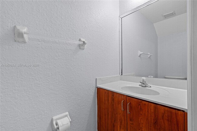 Building Photo - 865 SW 6th Ct