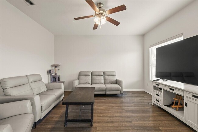 Building Photo - 5129 Meadow Ln