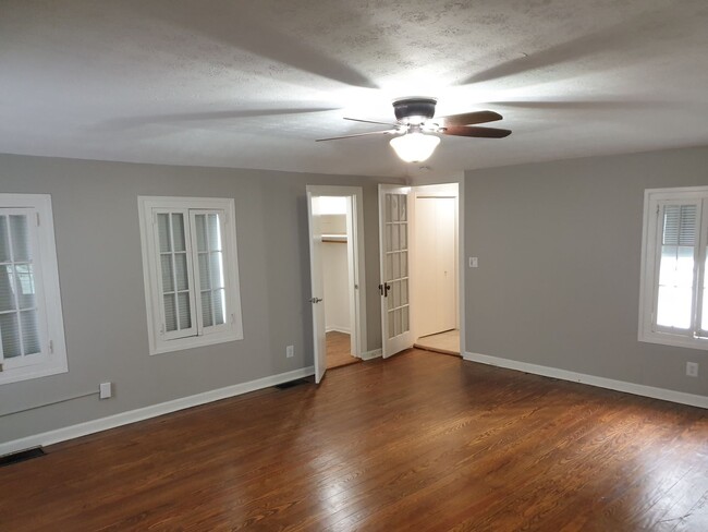 Building Photo - Calling all dog lovers! 1 Bedroom Condo in...