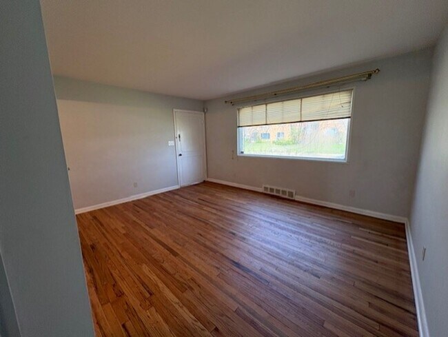 Building Photo - 1724-1726 Tanglewood Dr Akron OH 44313 MFH2 .PW .T1