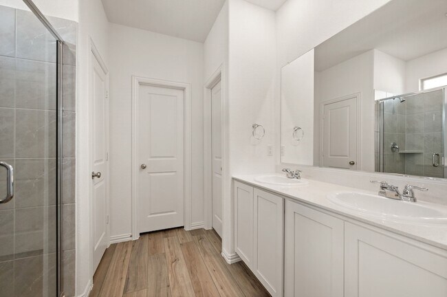 Building Photo - 1216 W Yarrow Ave