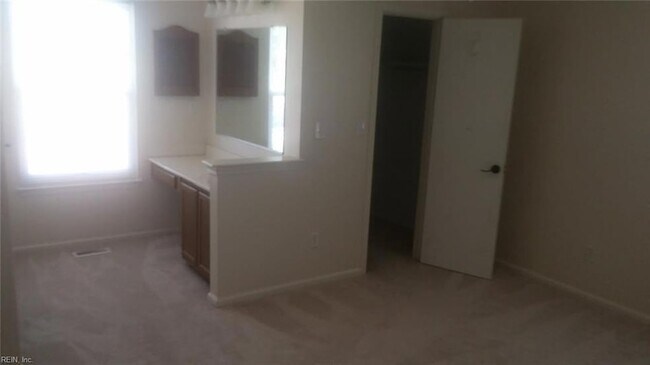 Building Photo - 208 Henwick Ct