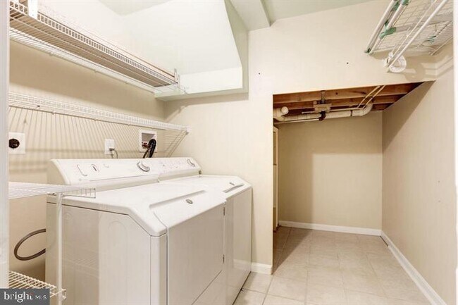 Building Photo - 4 Austringer Ct