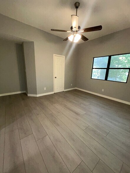 Building Photo - 314 W Clarendon Dr