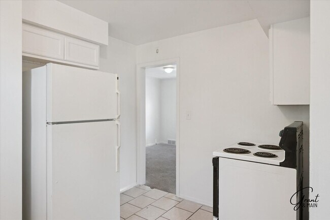 Building Photo - 3 bedroom - 1.5 bath - bungalow - $1250