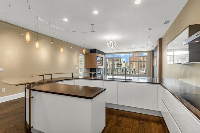 Building Photo - 301 Fifth Ave