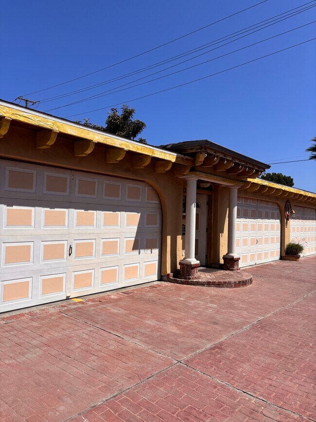 Building Photo - 2200 Santa Fe Ave