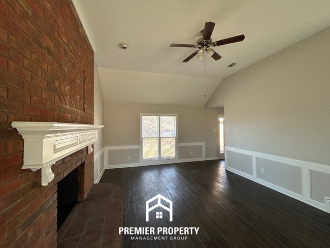 Building Photo - Spacious 3BR Memphis Home | Vaulted Ceilings, Fireplace, 2-Car Garage & Fenced Yard