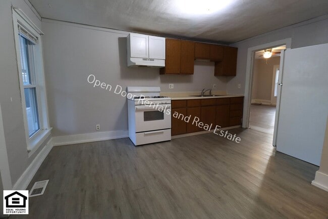 Building Photo - 121-123 S State St