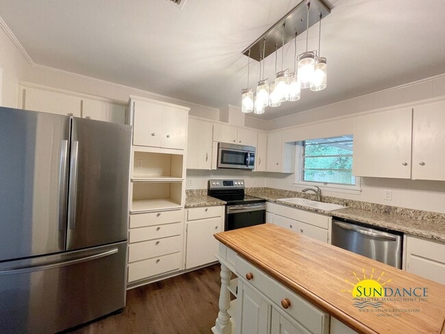 Building Photo - Updated 3-Bedroom Home in desirable Kenwood neighborhood!