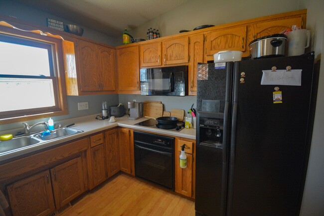 Building Photo - 4 bed 2 bed For Rent in Country Club Manor!