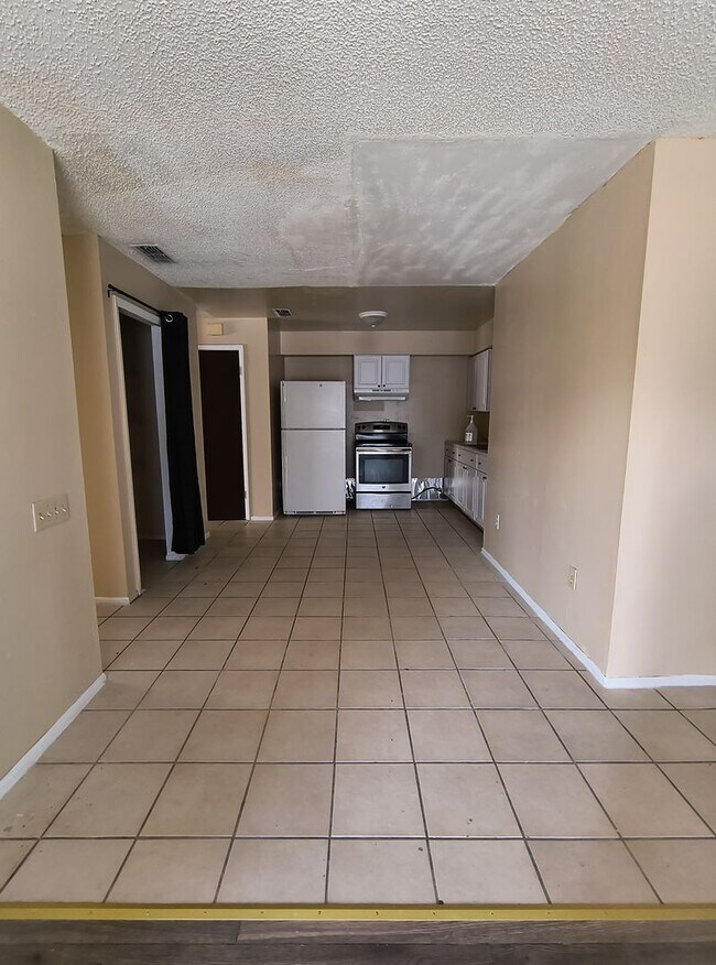 Primary Photo - Spacious 3-Bedroom 2 Bathroom Apartment for Rent!