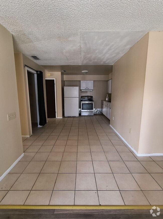 Building Photo - Spacious 3-Bedroom 2 Bathroom Apartment fo...