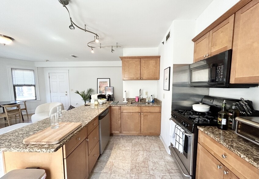 Building Photo - 916 Dorchester Ave