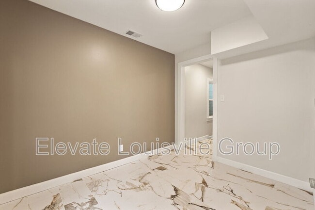 Building Photo - 825 E Chestnut St