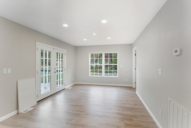 Building Photo - 923 McCubbins Rd