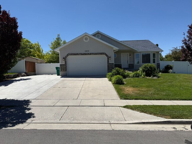 Building Photo - Beautiful 5 bedroom home!