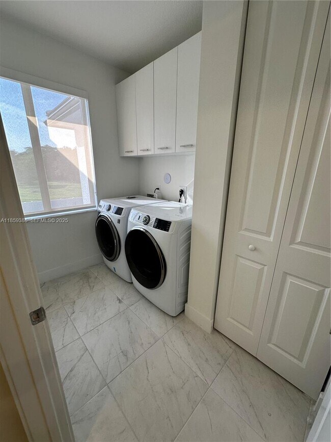 Building Photo - 8281 SW 121st Ter