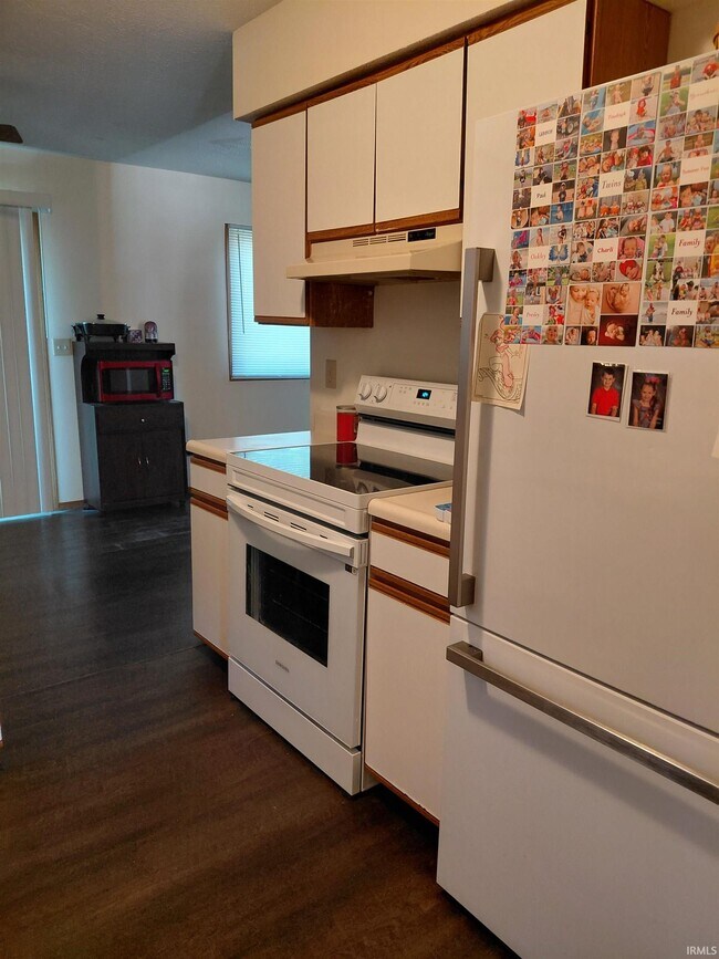 Building Photo - 402 S Village Ct