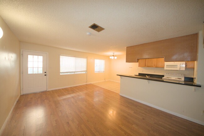 Building Photo - 1214 Sycamore Dr