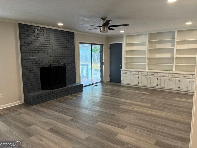 Building Photo - 6322 W Fayetteville Rd