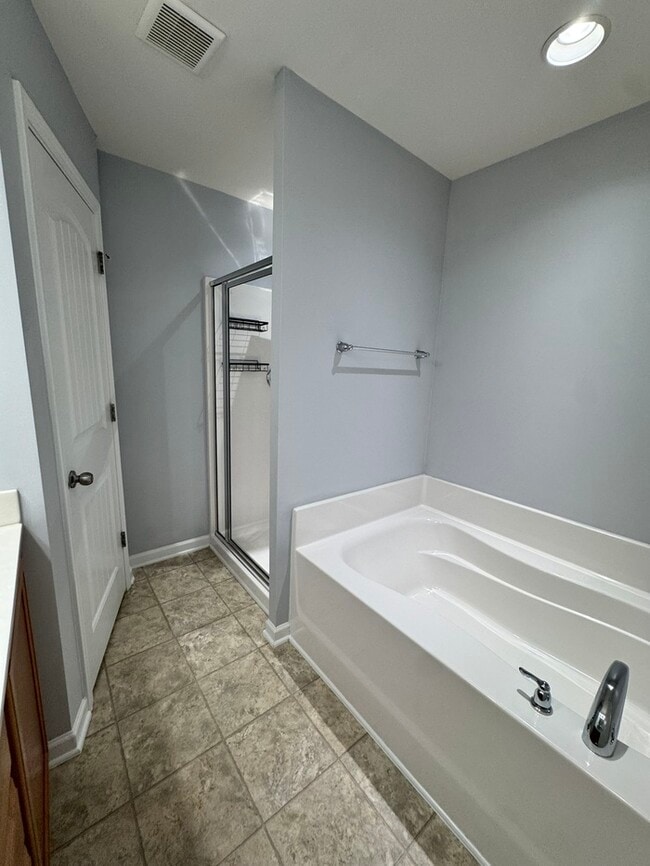 Building Photo - MOVE IN READY! 3 Bed 2.5 Bath Town Home