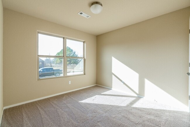 Building Photo - Beautiful 4 bedroom Home on Valley View Golf Course. HUGE Fenced Yard!