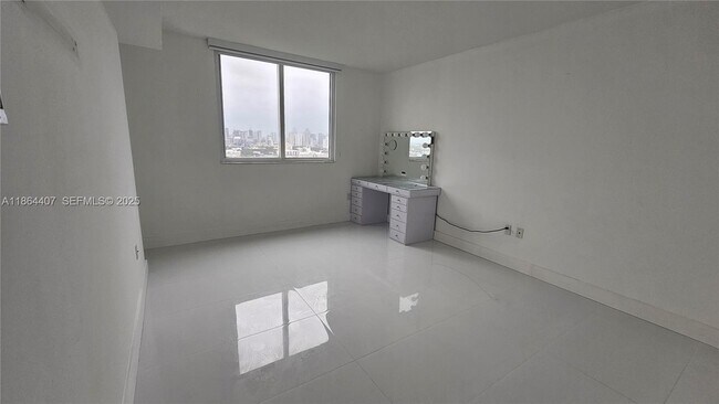 Building Photo - 1861 NW N River Dr