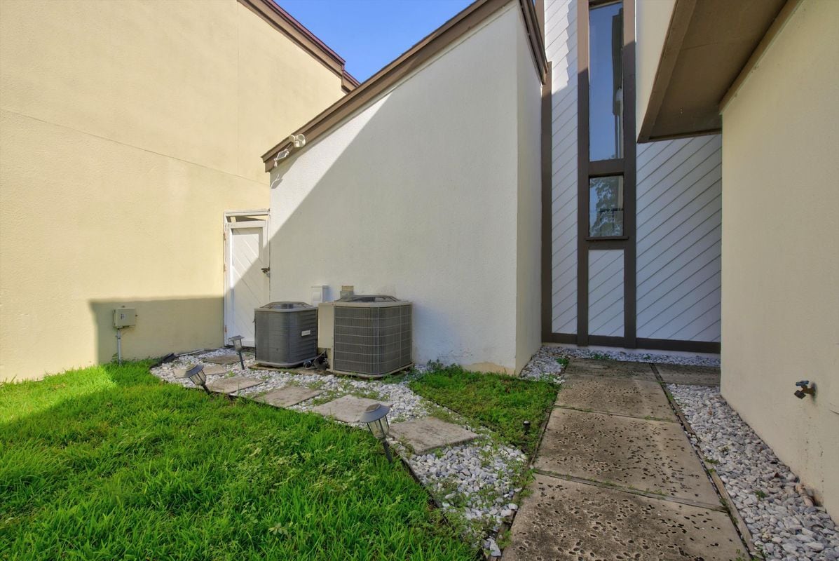 Building Photo - 7812 Linkside Dr