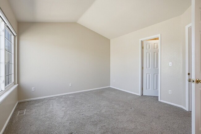 Building Photo - $2,735.95 - 3 Bed, 2.5 Bath Townhome in Aurora with In Unit Laundry!