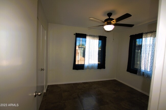 Building Photo - 2434 E Clarendon Ave