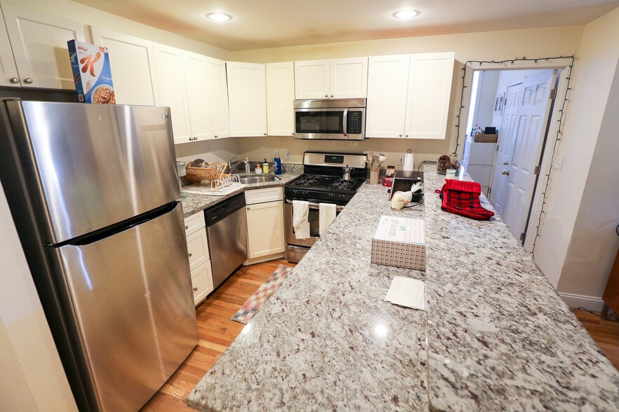 Building Photo - 347 Saint Paul St