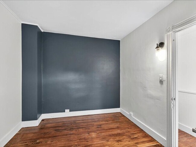 Building Photo - Gorgeous 4 Bedroom 2.5 Bathroom Available ...