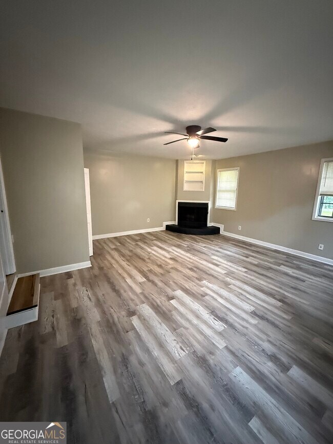 Building Photo - 6379 Skyline Dr
