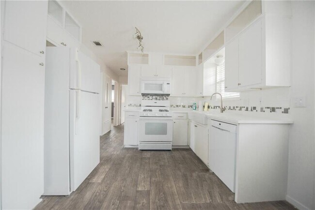 Building Photo - 1600 Parker Ln