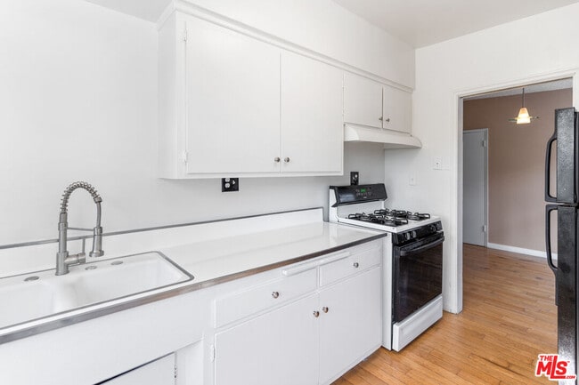 Building Photo - 941 N San Vicente Blvd