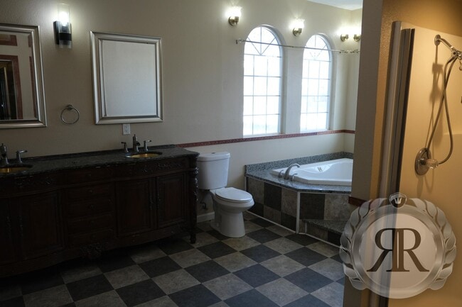 Building Photo - Gorgeous 4bd 1.5bt Home Next to YVC!
