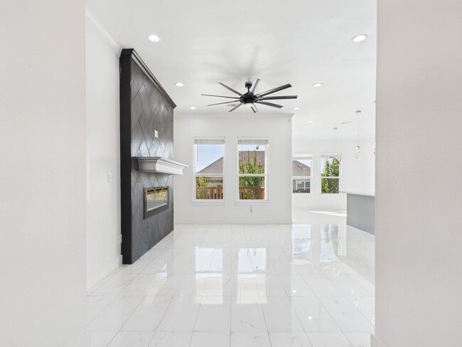 Building Photo - Stunning Home