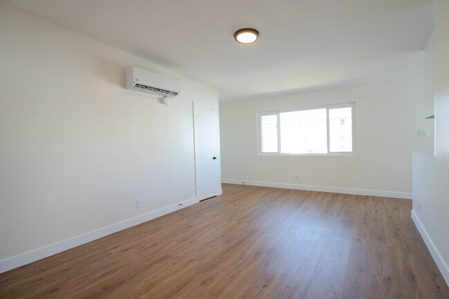 Building Photo - 825 W 167th St