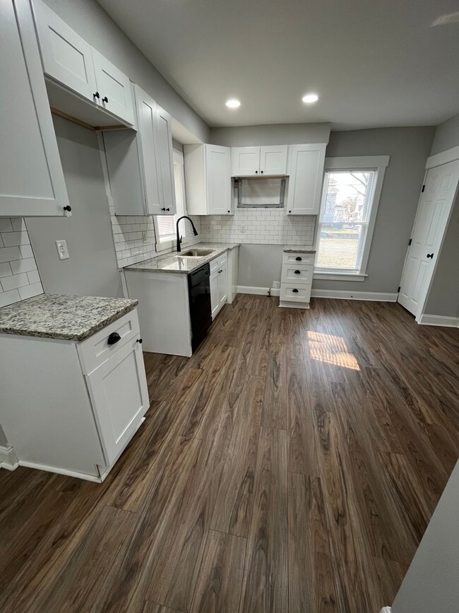 Building Photo - Recently renovated 2 bedroom 1.5 bathroom ...