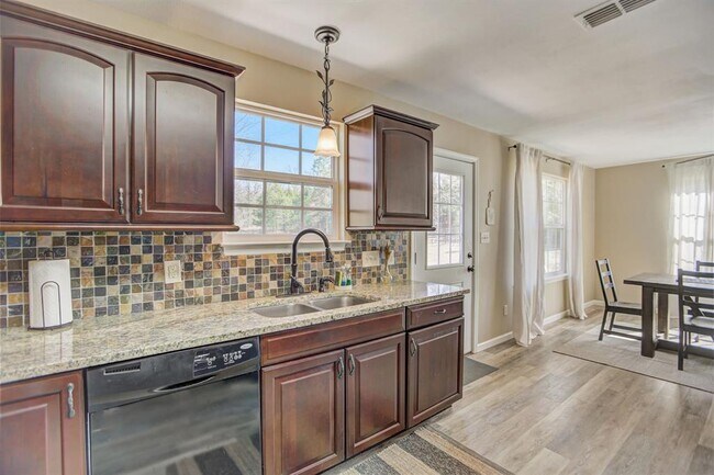 Building Photo - 460 Pine Tree Loop