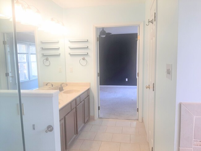 Building Photo - Beautiful 3 Bedroom 2.5 Bathroom Home in H...